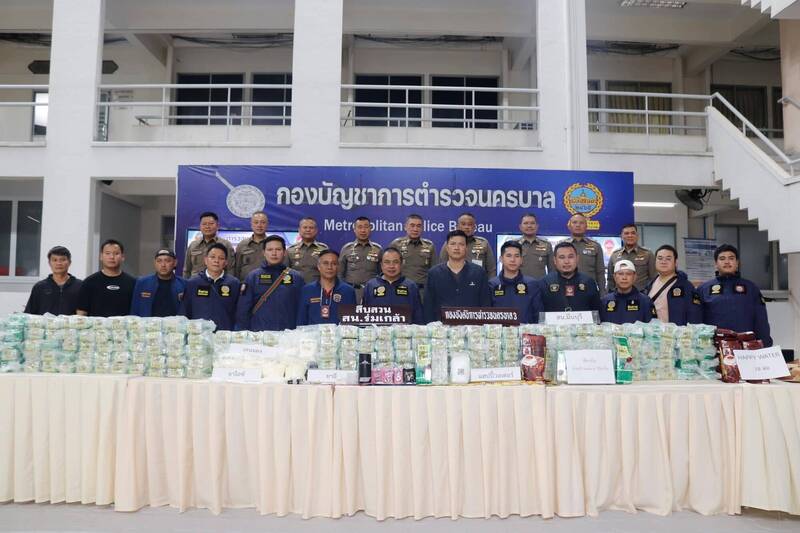 泰国警方指出,这群毒贩从北方邻国带来毒品,出售给曼谷的派对客户,但由于发现数量极为庞大,应不只在当地贩售,有可能会出口到台湾或第三国。图为警方今日记者会,展示查获大量毒品。(图取自泰国皇家警察总署脸书粉专) 泰国警方指出,这群毒贩从北方邻国带来毒品,出售给曼谷的派对客户,但由于发现数量极为庞大,应不只在当地贩售,有可能会出口到台湾或第三国。图为警方今日记者会,展示查获大量毒品。(图取自泰国皇家警察总署脸书粉专)