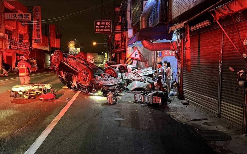 台中市高姓男子酒驾肇事,连撞8辆停在路边的汽机车并翻车,现场一片凌乱。(记者陈建志翻摄) 台中市高姓男子酒驾肇事,连撞8辆停在路边的汽机车并翻车,现场一片凌乱。(记者陈建志翻摄)