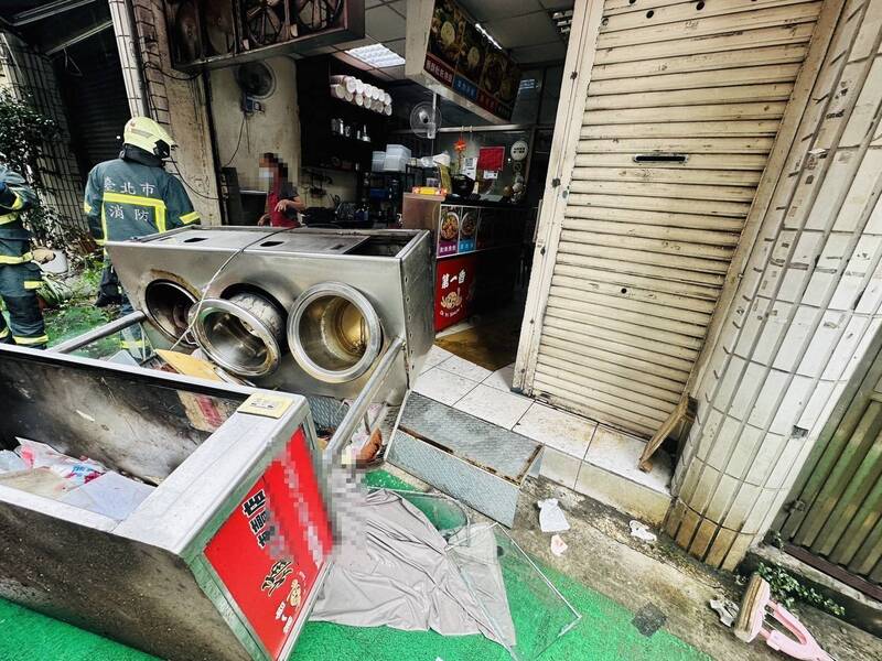 休旅车驾驶疑心肌梗塞,冲撞路边土托鱼羹店。(记者姚岳宏翻摄) 休旅车驾驶疑心肌梗塞,冲撞路边土托鱼羹店。(记者姚岳宏翻摄)