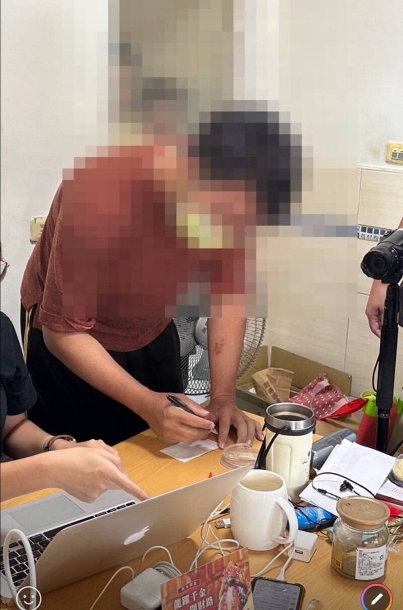 杨姓科技公司老板被查出寄电子邮件性骚、恐吓北市3名女议员在内的逾200位民代。(记者刘庆侯翻摄) 杨姓科技公司老板被查出寄电子邮件性骚、恐吓北市3名女议员在内的逾200位民代。(记者刘庆侯翻摄)