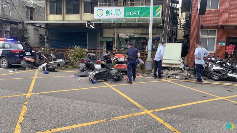 黄姓男子开BMW车撞倒三峡横溪派出所前整排警用机车,一名行人也被撞及送医不治。(记者吴仁捷翻摄) 黄姓男子开BMW车撞倒三峡横溪派出所前整排警用机车,一名行人也被撞及送医不治。(记者吴仁捷翻摄)