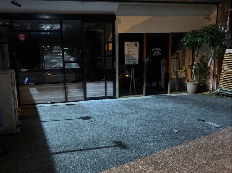 竹北叶姓教练涉虐小姊弟，网友肉搜叶姓教练开设的健身中心和饮料店，饮料店门口玻璃昨晚被人毁损。（民众提供）