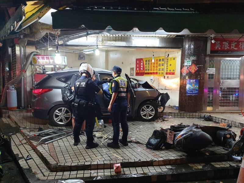 台北市内湖区昨晚发生3死2伤重大车祸,1名15岁曾姓少年偷开祖父的休旅车外出,半路却疑似失控撞进骑楼臭豆腐摊,引发外界关注。(记者郑景议翻摄) 台北市内湖区昨晚发生3死2伤重大车祸,1名15岁曾姓少年偷开祖父的休旅车外出,半路却疑似失控撞进骑楼臭豆腐摊,引发外界关注。(记者郑景议翻摄)