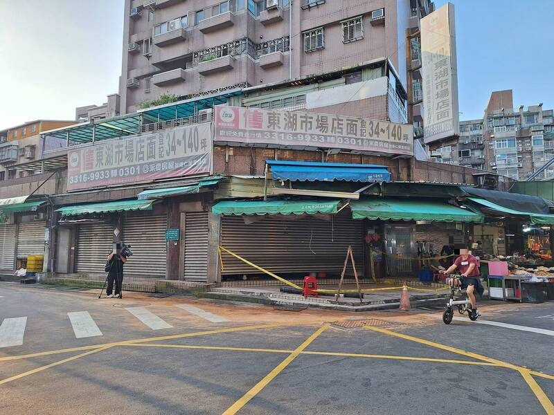 有网友今天一早就在脸书社团「【我是东湖人】(社团版)」发文指出,清晨6点半路过事发地点,「现场仍弥漫浓厚血腥味……」,并指「走在路上或餐厅内用不知道什么才叫安全」。(图撷自脸书) 有网友今天一早就在脸书社团「【我是东湖人】(社团版)」发文指出,清晨6点半路过事发地点,「现场仍弥漫浓厚血腥味……」,并指「走在路上或餐厅内用不知道什么才叫安全」。(图撷自脸书)