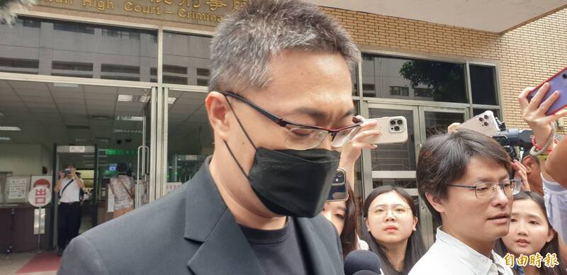 名嘴朱学恒涉猥亵台北市议员钟沛君,高院今召开辩论庭,朱庭讯后神情落寞离开高院,不愿受访。(记者杨国文摄) 名嘴朱学恒涉猥亵台北市议员钟沛君,高院今召开辩论庭,朱庭讯后神情落寞离开高院,不愿受访。(记者杨国文摄)