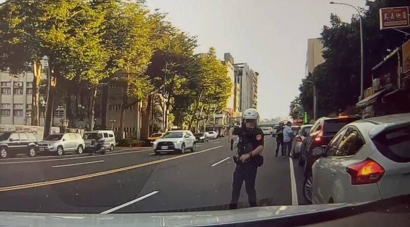 台北市议员徐弘庭质询爆料,有民众违停预逃避开单,员警当场掏枪警戒,导致民众被吓到,希望警局将此个案带回讨论执法的比例。(台北市议员徐弘庭提供) 台北市议员徐弘庭质询爆料,有民众违停预逃避开单,员警当场掏枪警戒,导致民众被吓到,希望警局将此个案带回讨论执法的比例。(台北市议员徐弘庭提供)