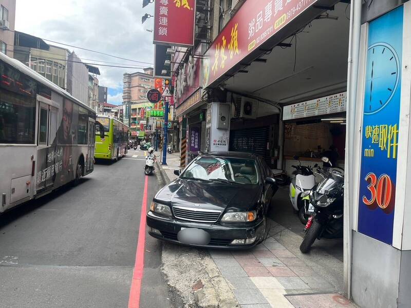 陈男倒车暴冲进骑楼。(记者徐圣伦翻摄) 陈男倒车暴冲进骑楼。(记者徐圣伦翻摄)