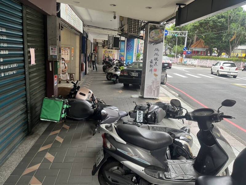 骑楼内5部机车遭撞倒。(记者徐圣伦翻摄) 骑楼内5部机车遭撞倒。(记者徐圣伦翻摄)