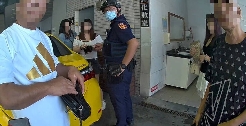 员警扮老司机逮马伕、小姐等9人,现场查扣保险套、手机等证物。(民众提供) 员警扮老司机逮马伕、小姐等9人,现场查扣保险套、手机等证物。(民众提供)