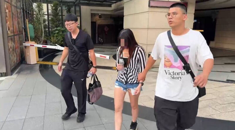 应召站打出38E小姐傲人身材吸客,警扮老司机逮马伕、小姐等9人。(民众提供) 应召站打出38E小姐傲人身材吸客,警扮老司机逮马伕、小姐等9人。(民众提供)