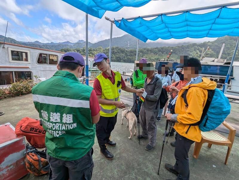 9人登山团至桃园市复兴区仙岛部落「双石纵走」,遭虎头蜂群攻击7人受伤,5人由搜救队送医。(桃园市消防局提供) 9人登山团至桃园市复兴区仙岛部落「双石纵走」,遭虎头蜂群攻击7人受伤,5人由搜救队送医。(桃园市消防局提供)