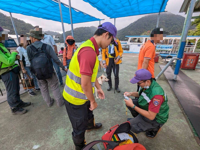 9人登山团至桃园市复兴区仙岛部落「双石纵走」,遭虎头蜂群攻击7人受伤,5人由搜救队送医。(桃园市消防局提供) 9人登山团至桃园市复兴区仙岛部落「双石纵走」,遭虎头蜂群攻击7人受伤,5人由搜救队送医。(桃园市消防局提供)