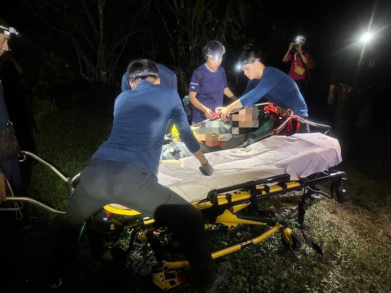 搜救人准备将高男抬上担架。(民众提供) 搜救人准备将高男抬上担架。(民众提供)