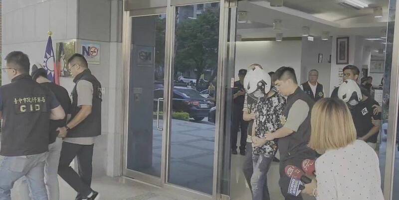 刘姓主嫌(前)伙同刘姓同伙(中)、石姓男子(后)将许姓男子凌虐致死,台中地院今天裁定3人均羁押禁见。(记者陈建志翻摄) 刘姓主嫌(前)伙同刘姓同伙(中)、石姓男子(后)将许姓男子凌虐致死,台中地院今天裁定3人均羁押禁见。(记者陈建志翻摄)
