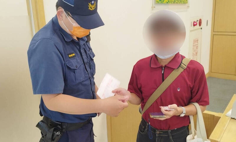 张男遇股票假投资诈骗,警方及时阻诈。(警方提供) 张男遇股票假投资诈骗,警方及时阻诈。(警方提供)