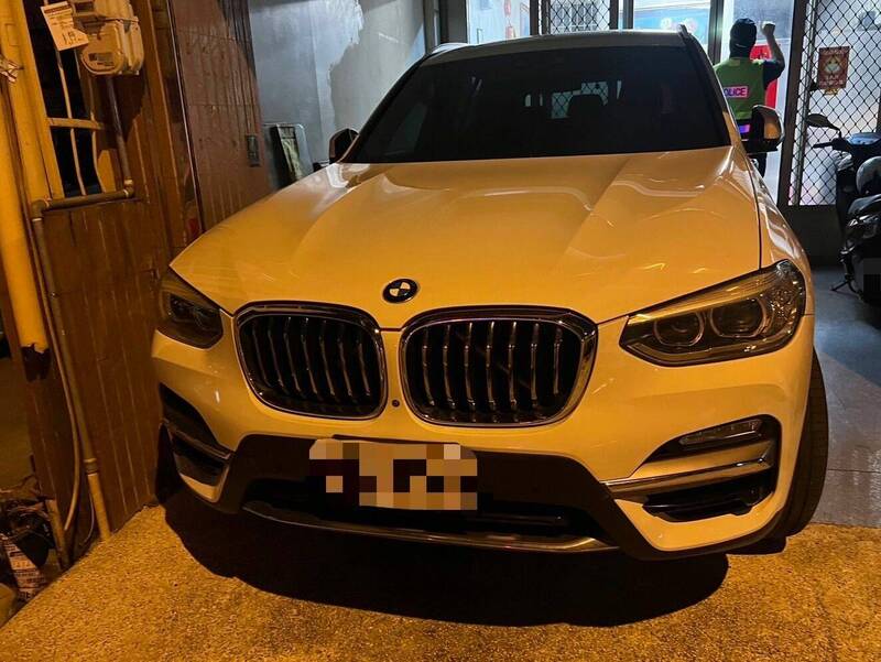 警方事故后6小时,在大里寻获肇事的BMW轿车。(记者陈建志翻摄) 警方事故后6小时,在大里寻获肇事的BMW轿车。(记者陈建志翻摄)
