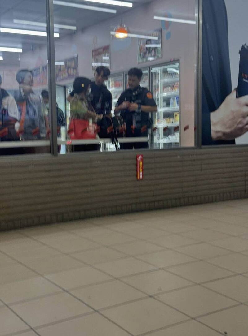 妇人顺手牵羊,店员发现后报警处理。(图取自Threads) 妇人顺手牵羊,店员发现后报警处理。(图取自Threads)
