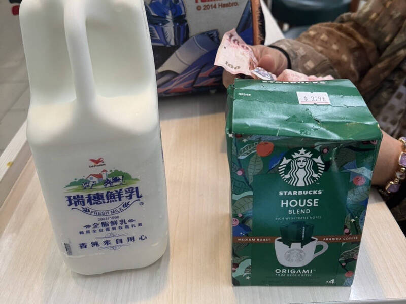 阿姨逛超商,星巴克咖啡、大罐鲜奶拿了就走。(民众提供) 阿姨逛超商,星巴克咖啡、大罐鲜奶拿了就走。(民众提供)