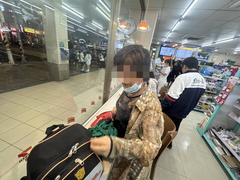 阿姨逛超商,星巴克咖啡、大罐鲜奶拿了就走,店员接获热心民众通报后抓到了。(民众提供) 阿姨逛超商,星巴克咖啡、大罐鲜奶拿了就走,店员接获热心民众通报后抓到了。(民众提供)