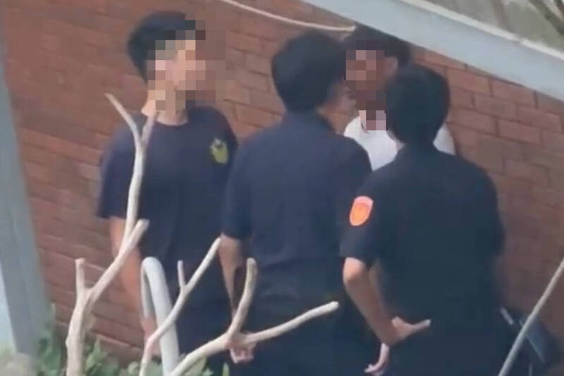 3年轻警员将擅闯派出所的退休学长包围狂骂。(兰屿乡民提供) 3年轻警员将擅闯派出所的退休学长包围狂骂。(兰屿乡民提供)