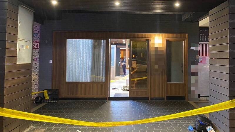 北市中山区复合式酒吧遭自家调酒师侵入,调酒师疑畏罪自刎。(记者姚岳宏翻摄) 北市中山区复合式酒吧遭自家调酒师侵入,调酒师疑畏罪自刎。(记者姚岳宏翻摄)