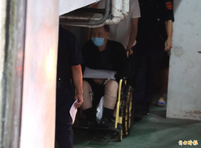 京华城案,北院声请延押威京集团主席沈庆京,沈庆京坐轮椅前往北院开庭。(记者王艺菘摄) 京华城案,北院声请延押威京集团主席沈庆京,沈庆京坐轮椅前往北院开庭。(记者王艺菘摄)