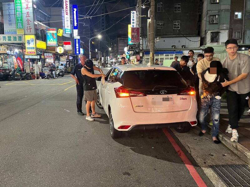 新北市警淡水分局缉捕车手,遭冲撞拒捕,幸亏警方后方、侧边包夹,随即破窗拖出歹徒压制逮人,起出相关证物送办。(记者吴仁捷翻摄) 新北市警淡水分局缉捕车手,遭冲撞拒捕,幸亏警方后方、侧边包夹,随即破窗拖出歹徒压制逮人,起出相关证物送办。(记者吴仁捷翻摄)