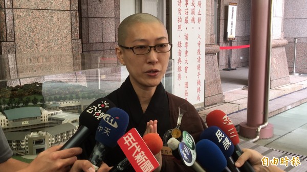 艺人黄安胞妹在中台禅寺出家修行20年,法号释见脉,她双手合十感恩师父当年为她背负沉重负面新闻压力。(记者佟振国摄) 艺人黄安胞妹在中台禅寺出家修行20年,法号释见脉,她双手合十感恩师父当年为她背负沉重负面新闻压力。(记者佟振国摄)
