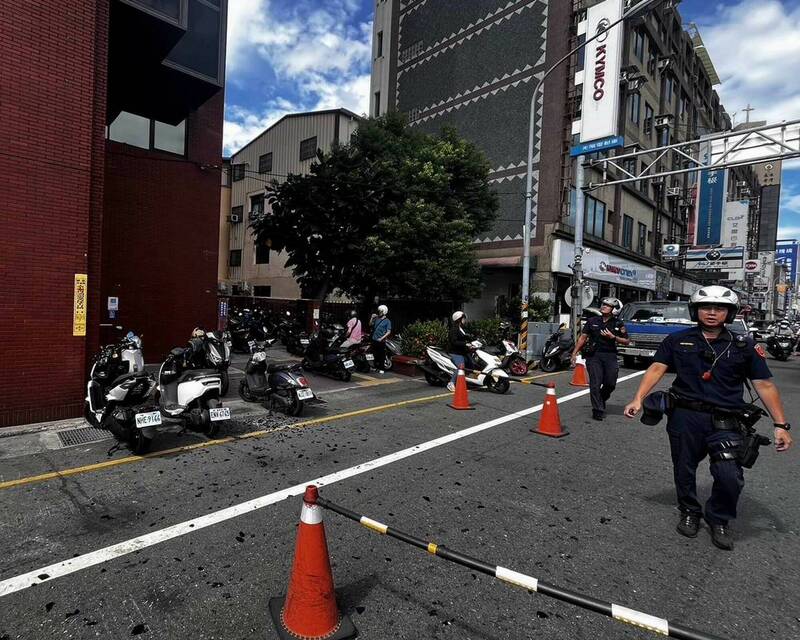 彰化市中山路1栋大楼外墙玻璃突然喷飞,楼下1名经过的女子头部惨遭砸伤,地面满是玻璃碎片,警方进行封锁管制交通。(警方提供) 彰化市中山路1栋大楼外墙玻璃突然喷飞,楼下1名经过的女子头部惨遭砸伤,地面满是玻璃碎片,警方进行封锁管制交通。(警方提供)