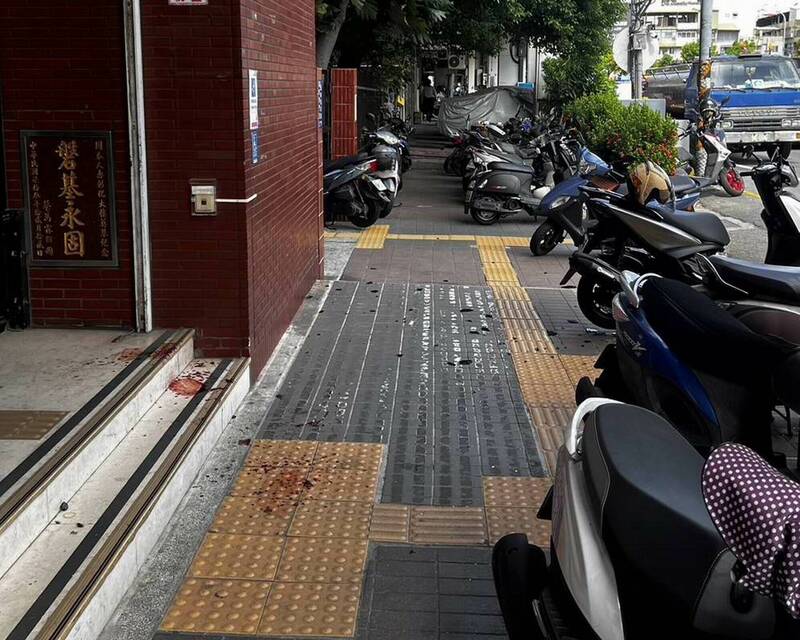 彰化市中山路1栋大楼外墙玻璃突然喷飞,楼下1名经过的女子头部惨遭砸伤,当场喷血,现场血迹斑斑。(警方提供) 彰化市中山路1栋大楼外墙玻璃突然喷飞,楼下1名经过的女子头部惨遭砸伤,当场喷血,现场血迹斑斑。(警方提供)
