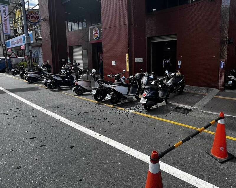 彰化市中山路1栋大楼外墙玻璃突然喷飞,地面满是玻璃碎片。(警方提供) 彰化市中山路1栋大楼外墙玻璃突然喷飞,地面满是玻璃碎片。(警方提供)