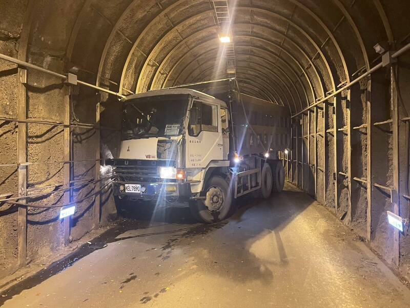 砂石车疑闯红灯进入隧道,为闪避对向来车,自撞中横便道1k+300处长隧道山壁。(谷关工务段提供) 砂石车疑闯红灯进入隧道,为闪避对向来车,自撞中横便道1k+300处长隧道山壁。(谷关工务段提供)