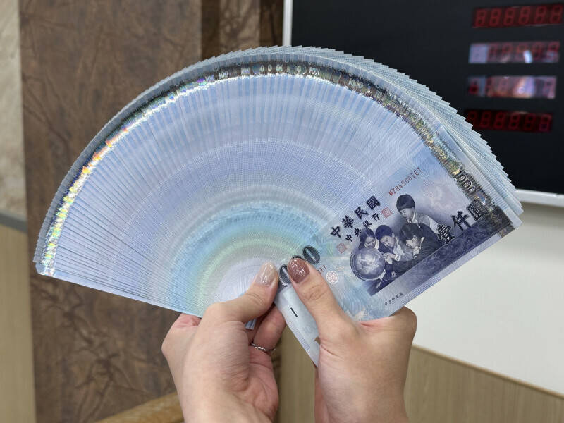 年薪百万的赖姓风电船员花380万换自由身,前妻钱到手发现他高调晒出与陌生女子的合照,加告外遇侵权获赔18万元。示意图。(资料照) 年薪百万的赖姓风电船员花380万换自由身,前妻钱到手发现他高调晒出与陌生女子的合照,加告外遇侵权获赔18万元。示意图。(资料照)