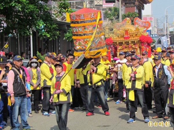 浩天宫妈祖前往北港朝天宫进香,阵头等参与人员达3000多人。(记者欧素美摄) 浩天宫妈祖前往北港朝天宫进香,阵头等参与人员达3000多人。(记者欧素美摄)