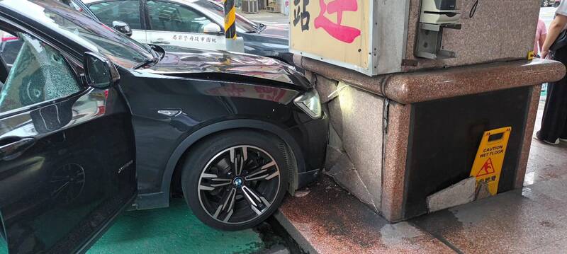 BMW缓缓撞上桃园客运总站候车区域柱子,撞破石板。(民众提供) BMW缓缓撞上桃园客运总站候车区域柱子,撞破石板。(民众提供)