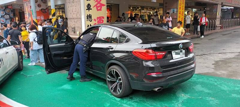 50岁庄姓男子开BMW缓缓撞进桃园客运总站候车区域旁柱子。(民众提供) 50岁庄姓男子开BMW缓缓撞进桃园客运总站候车区域旁柱子。(民众提供)