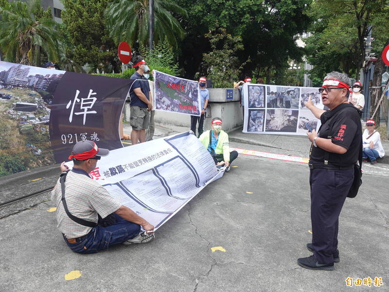 「新坪生活公园社区重建促进会」成员今天到台中地检署,控告台中市长卢秀燕渎职与图利罪。 (记者张瑞桢摄) 「新坪生活公园社区重建促进会」成员今天到台中地检署,控告台中市长卢秀燕渎职与图利罪。 (记者张瑞桢摄)
