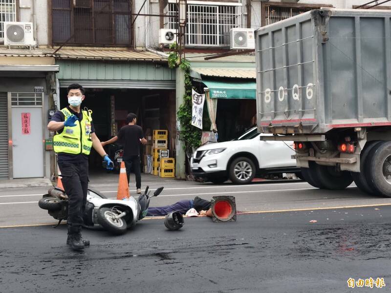 女骑士爆头身亡,安全帽滚落路边。(记者张轩哲摄) 女骑士爆头身亡,安全帽滚落路边。(记者张轩哲摄)